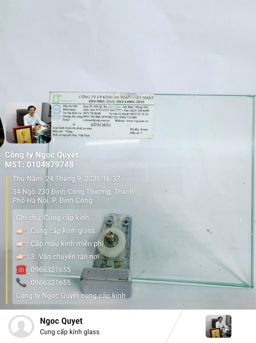 Tấm kính trắng trong dày 8 mm của Việt Nhật, kèm nhãn thông tin sản phẩm và phụ kiện cố định kính